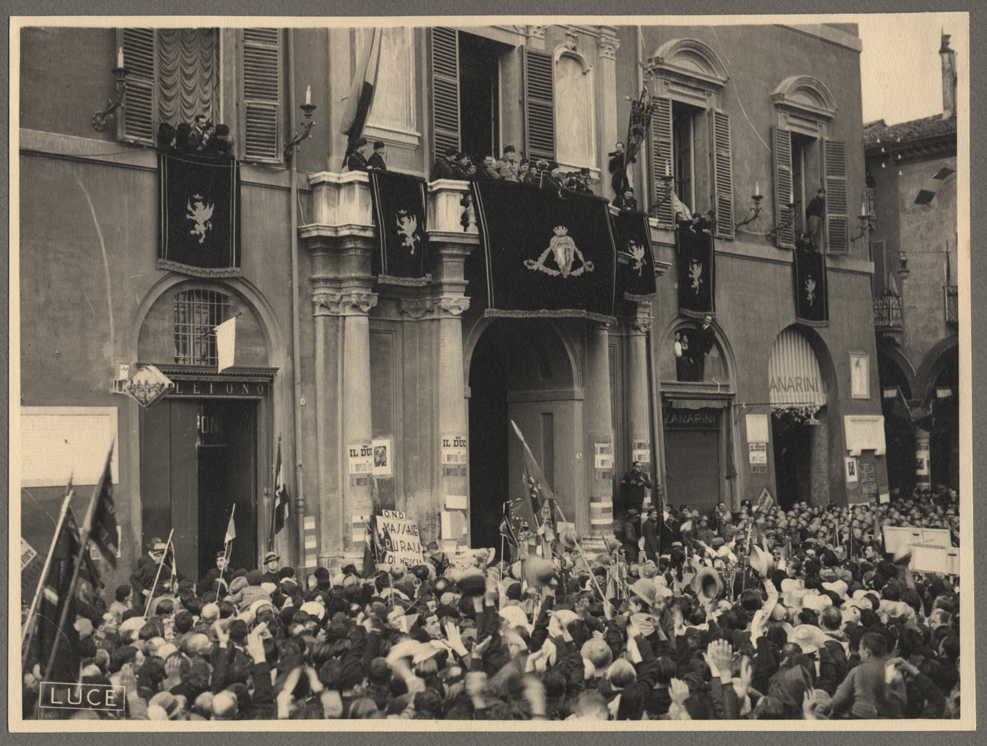3. Imola, 25 ottobre 1936, il Duce arriva in città e sfila sulla via Emilia (Bim) Imola, 25 ottobre 1936, Il Duce mentre arringa la folla dal balcone del Palazzo Comunale.