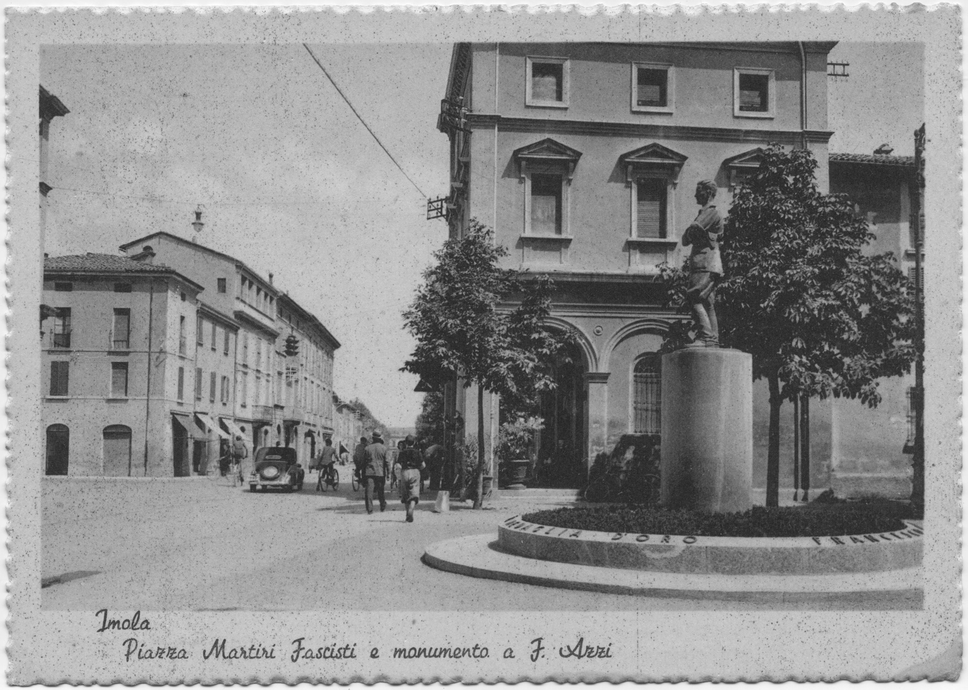 7. Cartolina di Piazza Martiri Fascisti e del monumento a Francesco Azzi, inaugurato il 21 maggio 1938 dal principe ereditario Umberto di Savoia (Bim)