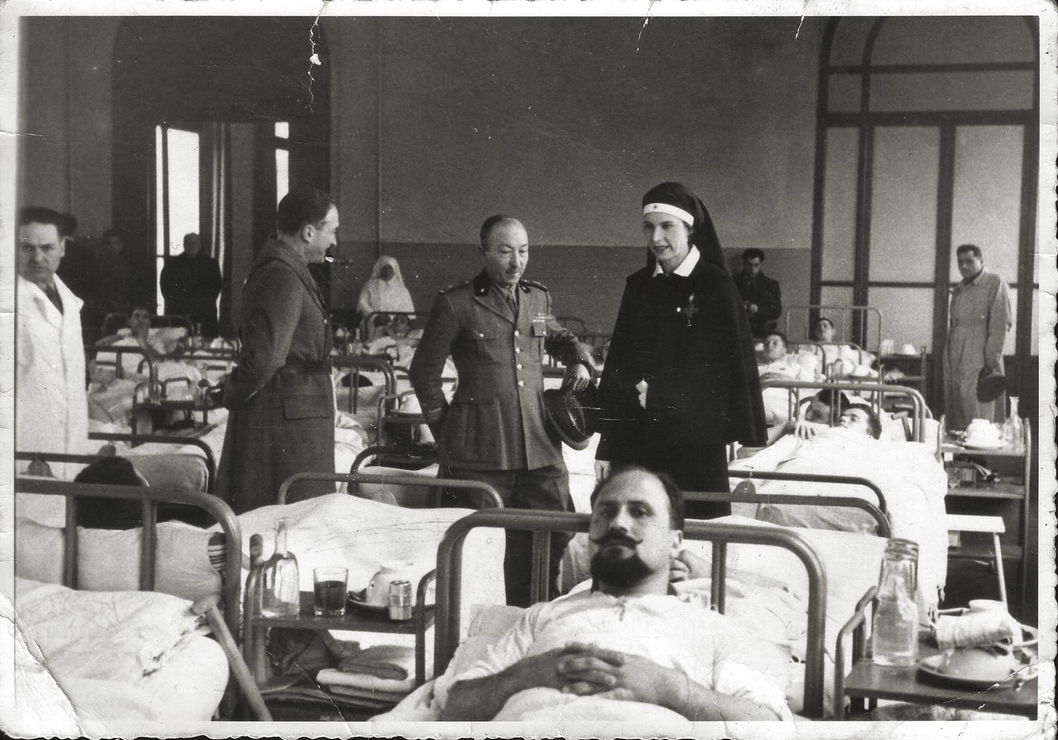 1. Imola, 8 marzo 1941, il primario Francesco D’Agostino a colloquio con la principessa Maria Josè del Belgio nell’ospedale militare allestito alle scuole Carducci (Archivio Cidra)