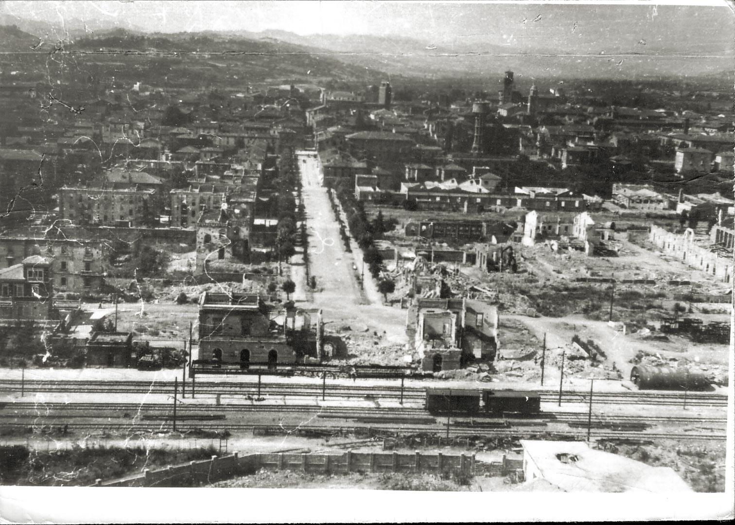 2. Imola, maggio 1944, la stazione e il viale Andrea Costa (Archivio Cidra)