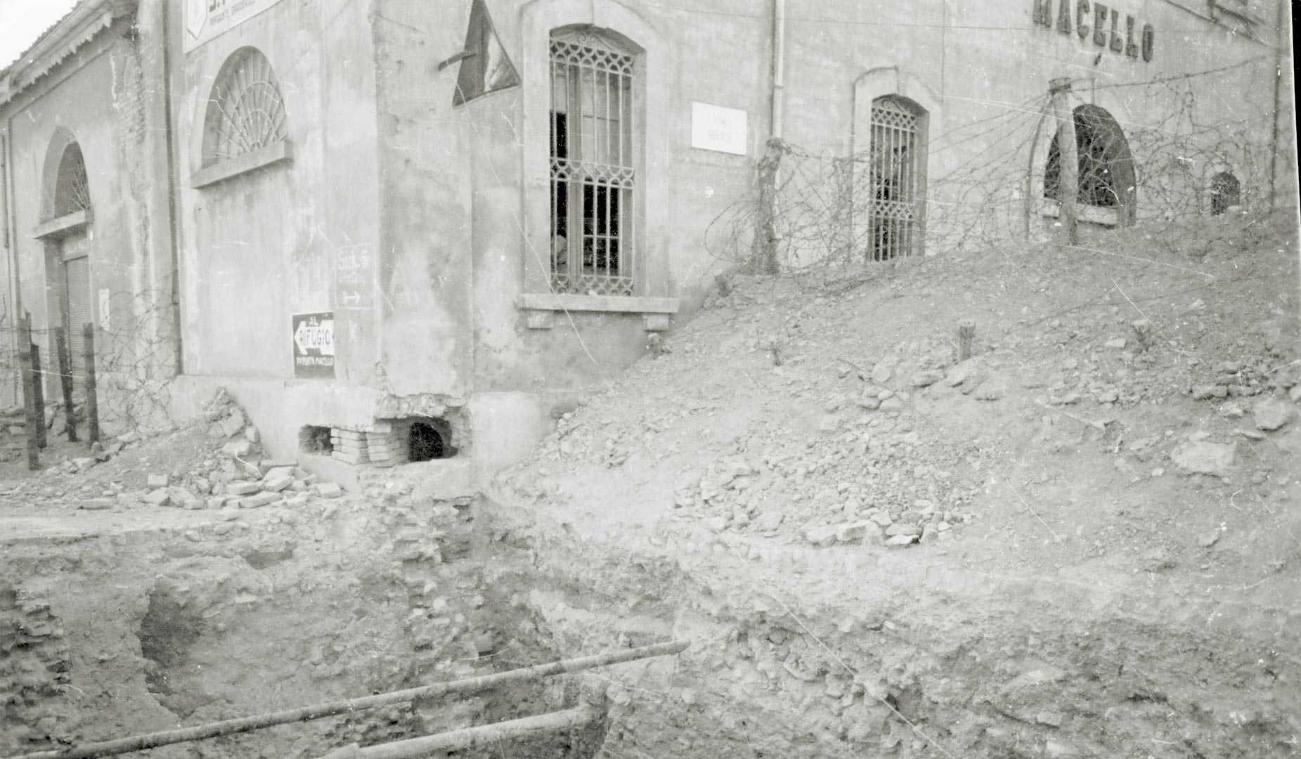 5. Imola, 1944-1945, trincea fatta apprestare dai tedeschi in prossimità del macello (Archivio Cidra)