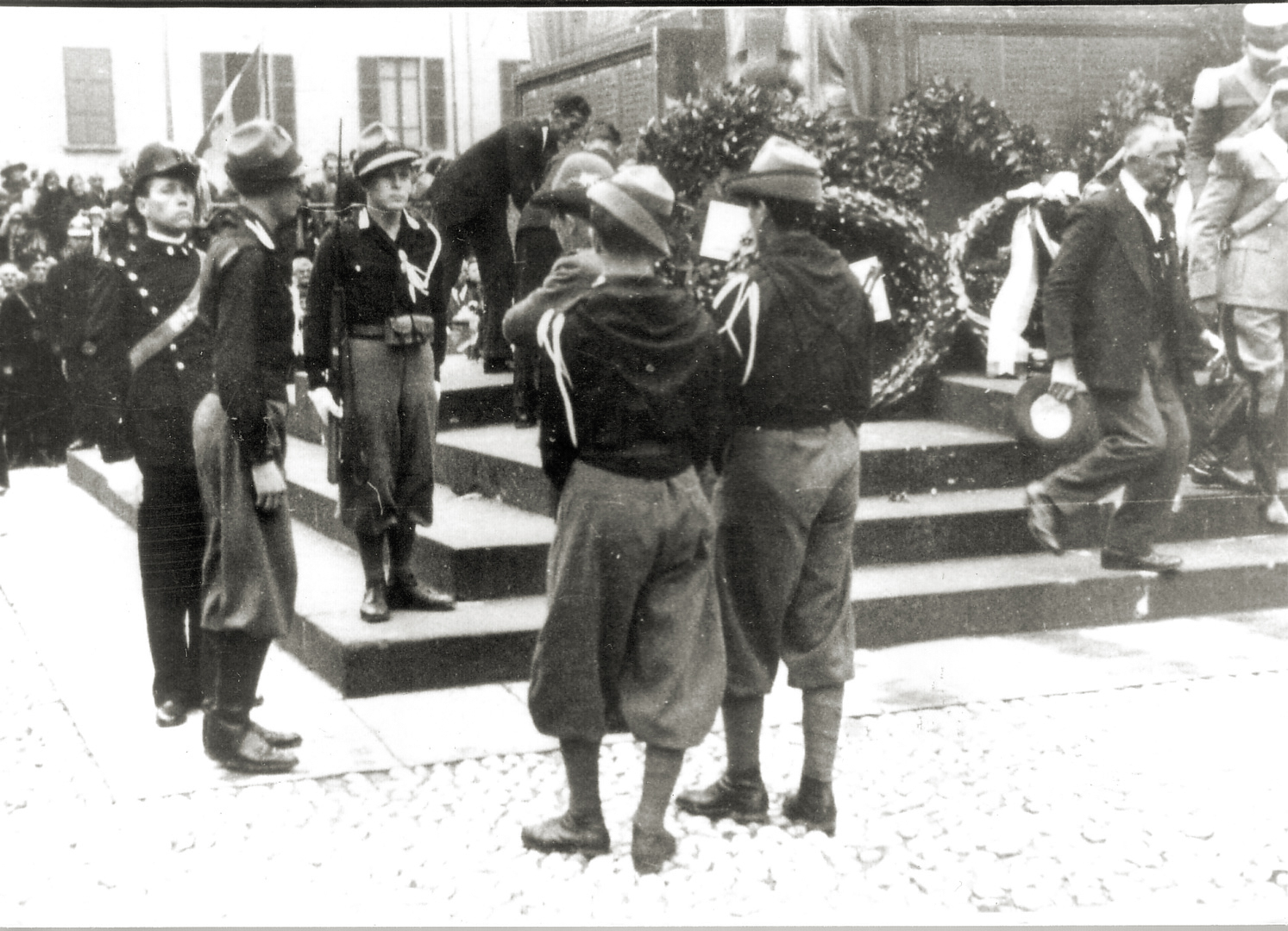 2. Imola, 1934, avanguardisti rendono onore al monumento ai caduti nella guerra del ’15-’18 (Archivio Cidra)