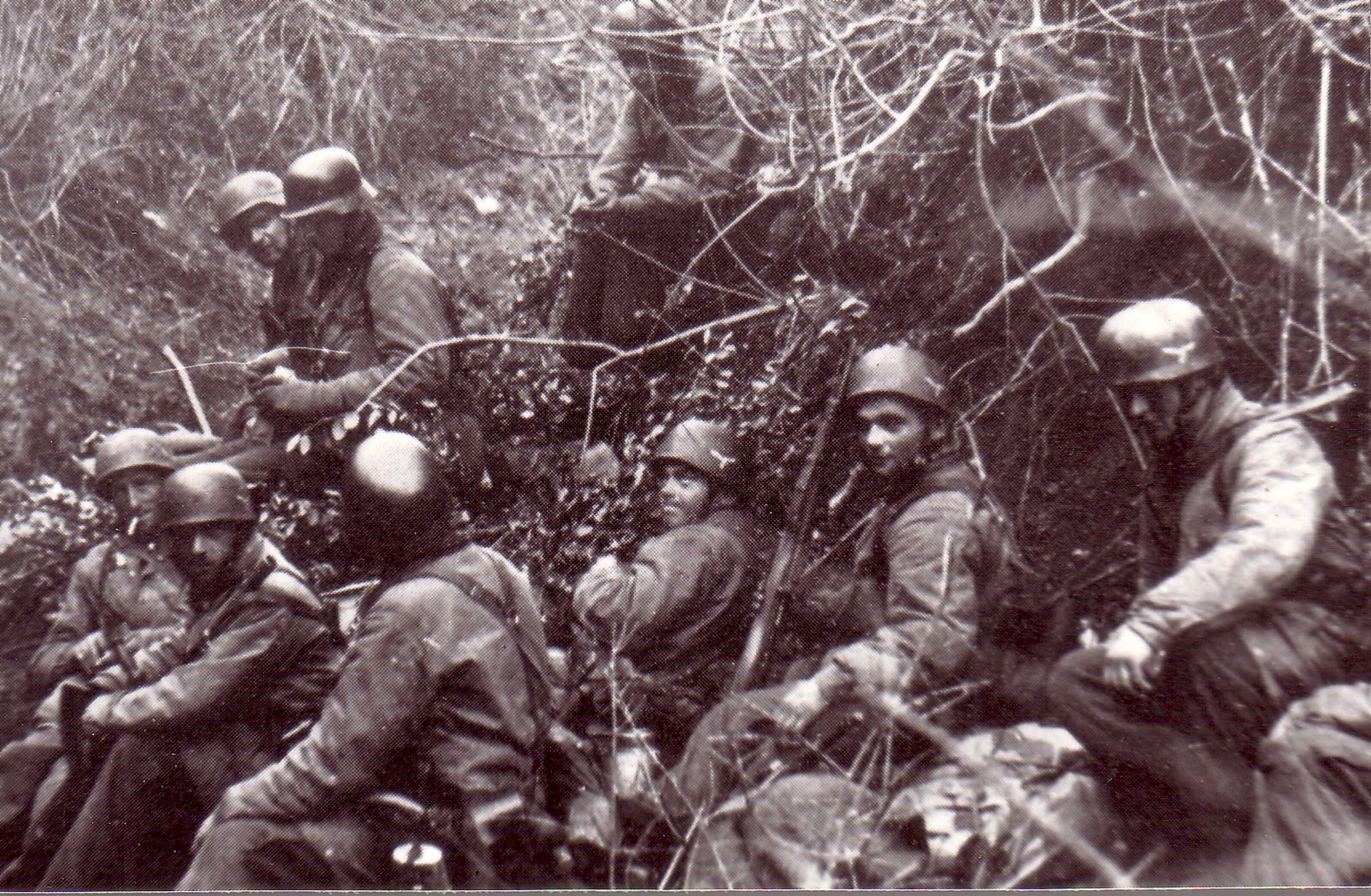 Reparto di paracadutisti tedeschi in posizione di rincalzo sul Monte Altuzzo