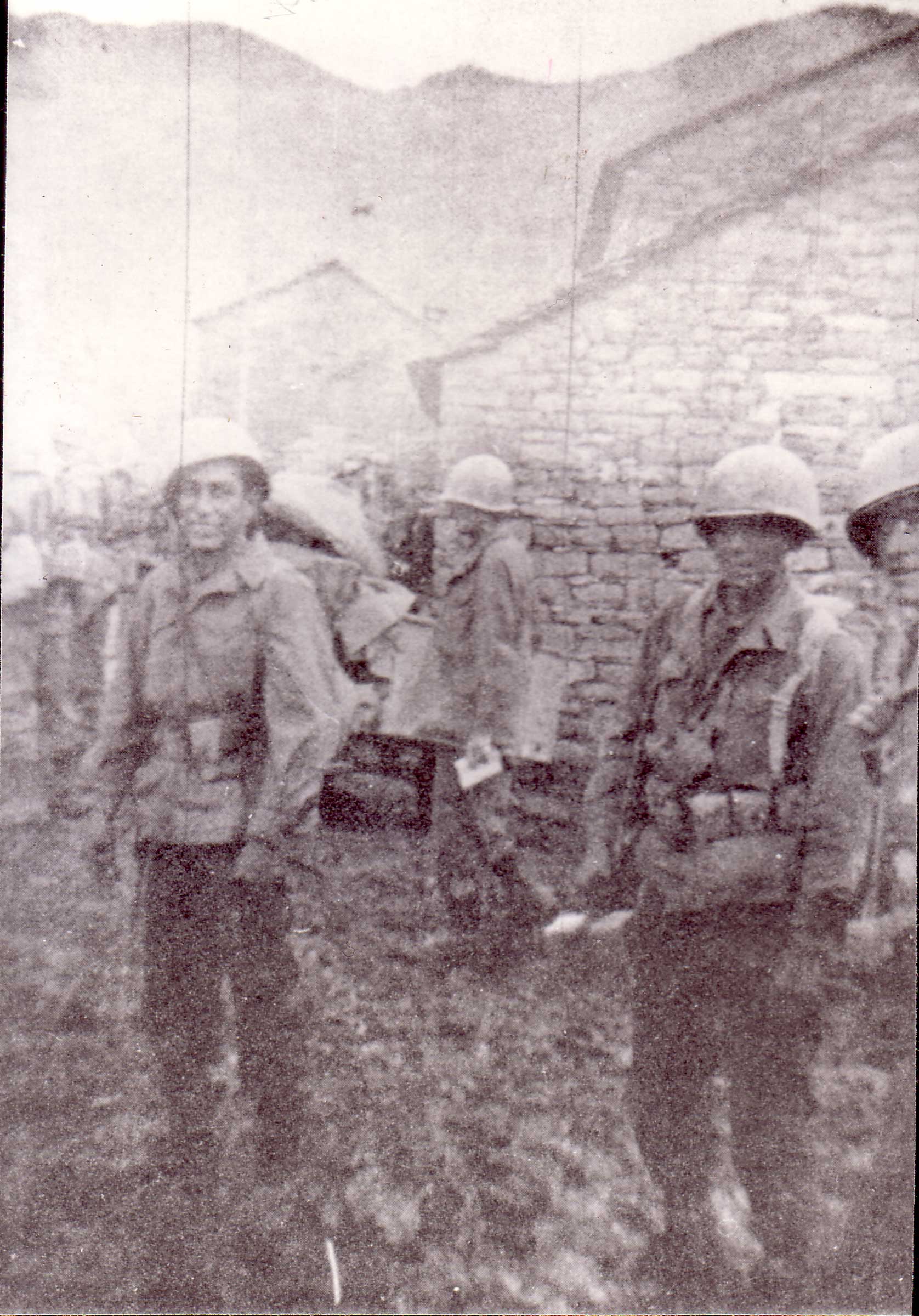 Soldati della Compagnia B del 2° Battaglione si prepara ad entrare in azione sul Monte Battaglia