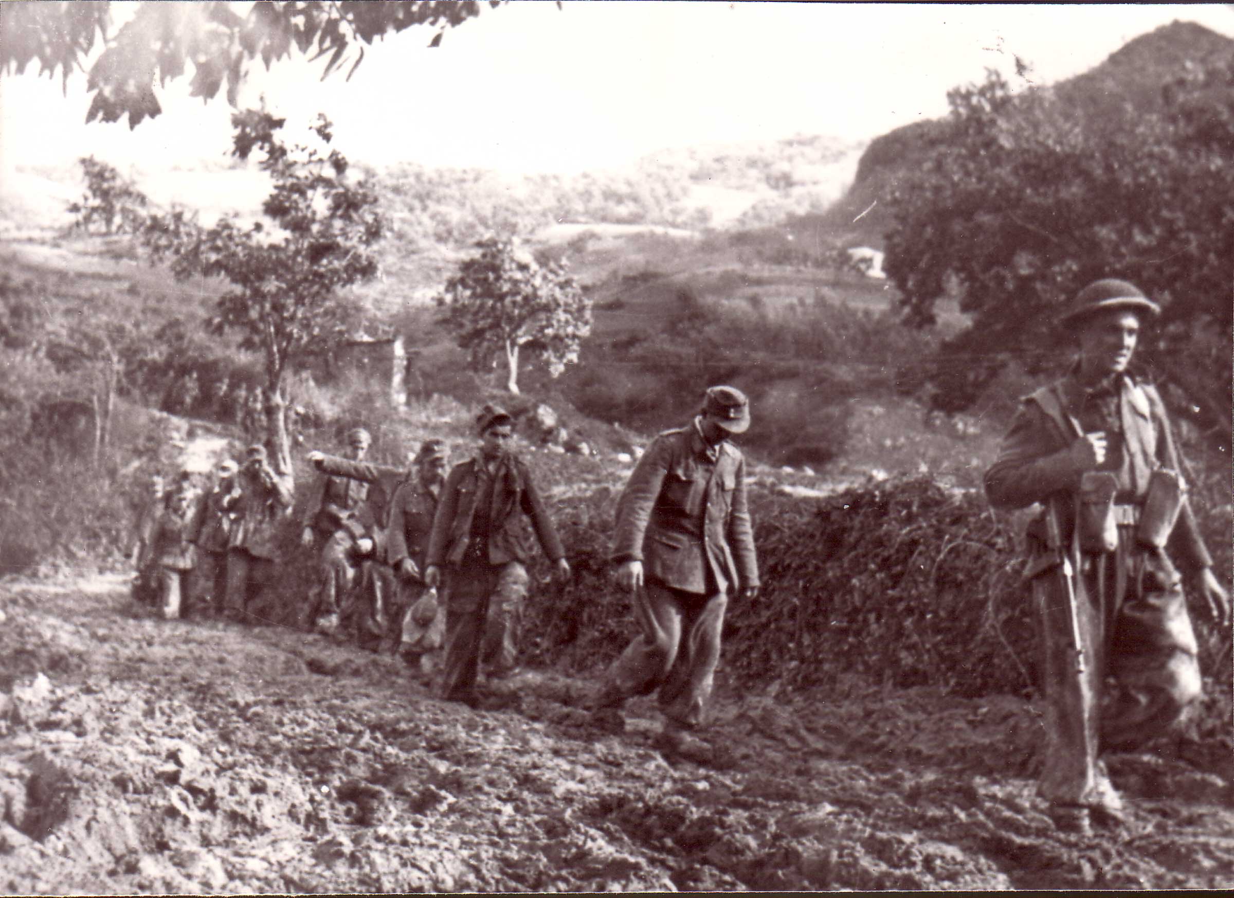 Fanti tedeschi, catturati sul Monte Battaglia dai Grenadier, scortati verso Castel del Rio