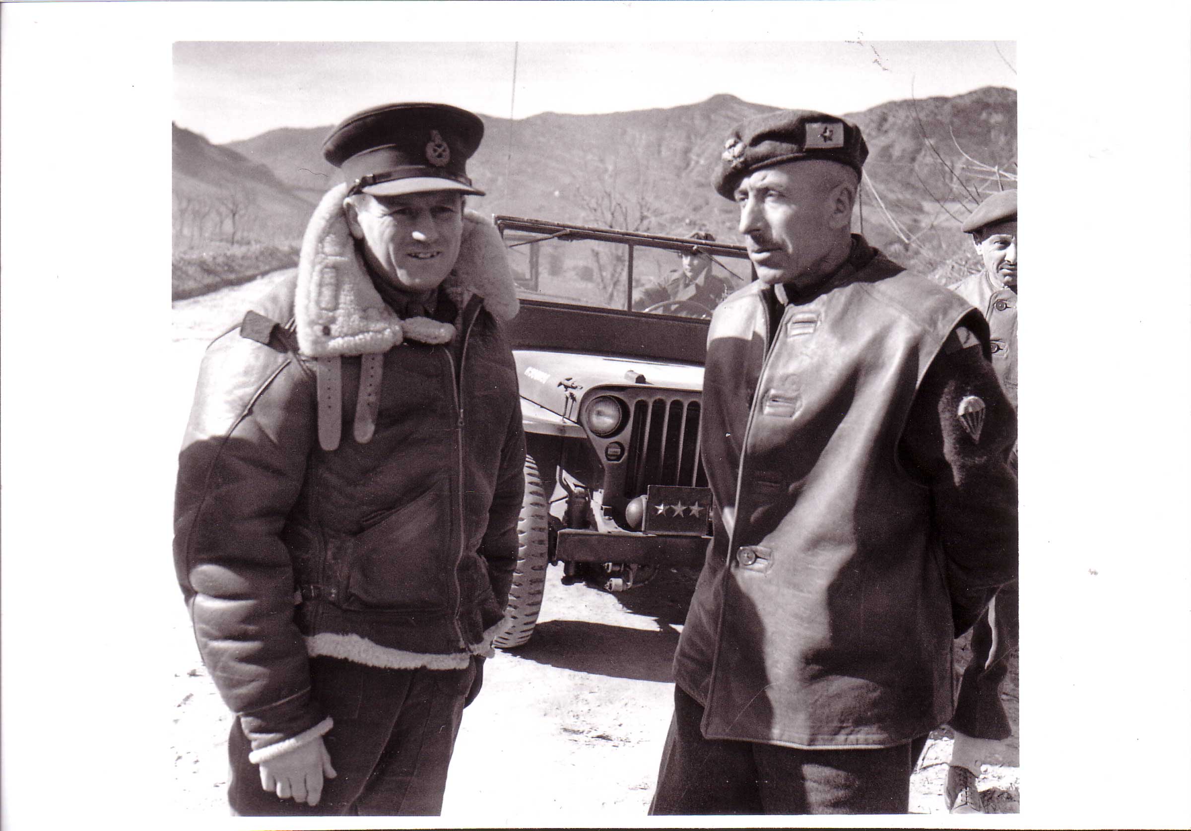 Il generale Morigi, Comandante del Gruppo di combattimento italiano Folgore, a colloquio con un comandante alleato (Castel del Rio, inverno 1944-1945)