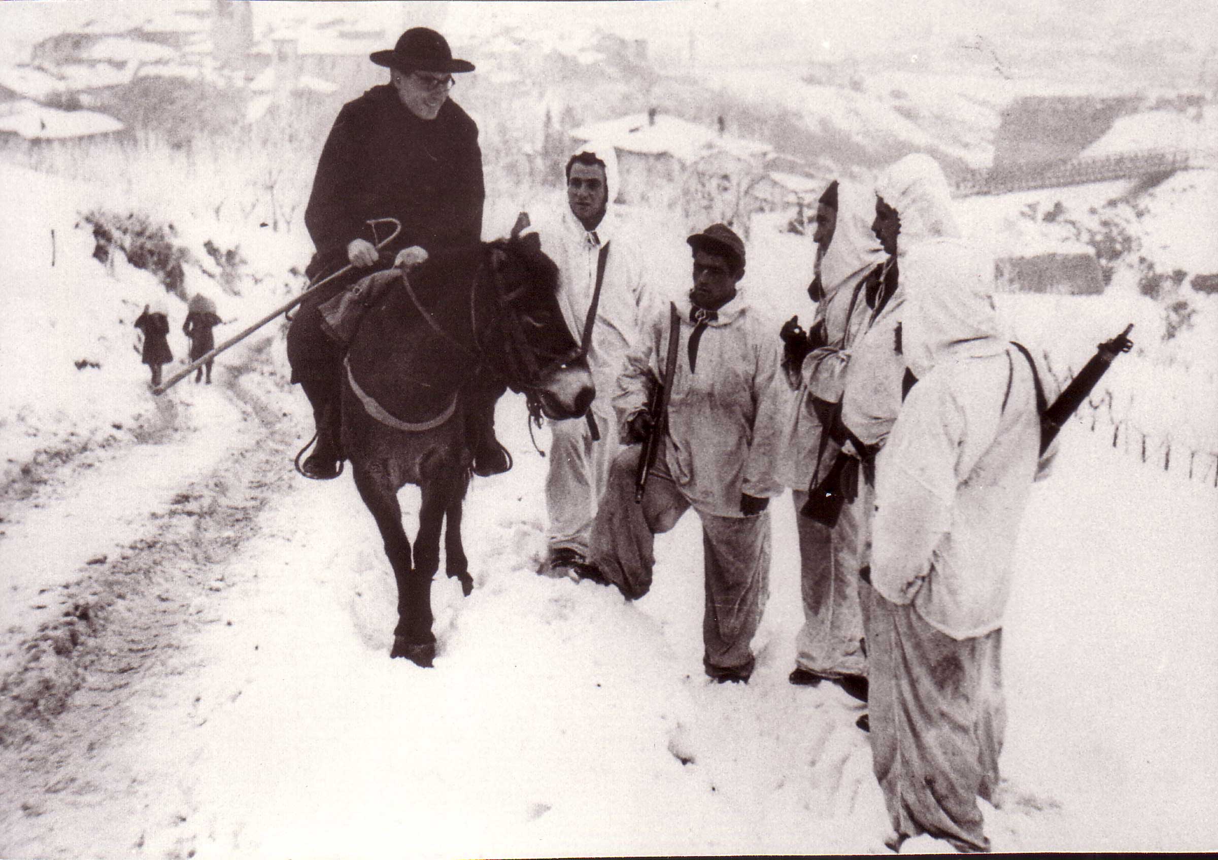 Partigiani in perlustrazione nella zona di Fontanelice salutano il parroco sommeggiato (Fontanelice, inverno 1944-1945)