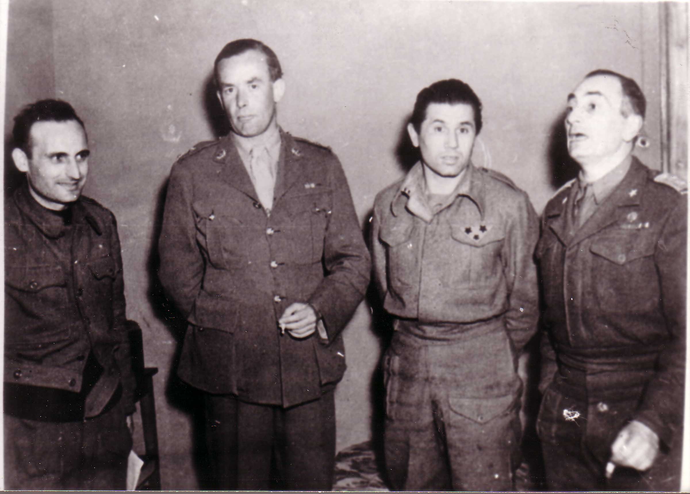 I comandanti partigiani Arrigo Boldrini (primo a sx) ed Edmondo Golinelli (secondo da dx) con comandanti alleati e italiani (Ravenna, marzo 1945)